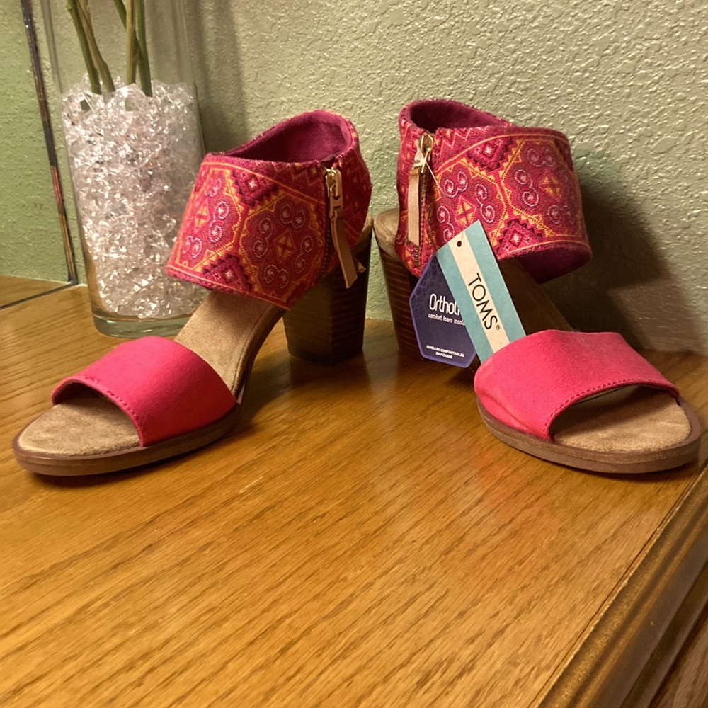 Women’s TOMS stylish fuchsia pink tapestry heeled shoe